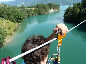 tyrolienne géante au dessus du lac